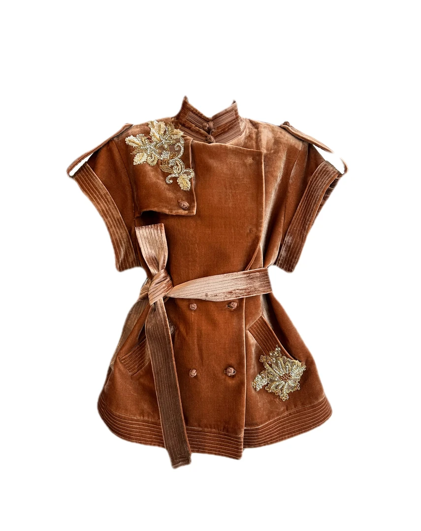 JOJO“du家”联名款x JUNYANG太妃色丝绒钉珠风衣马甲