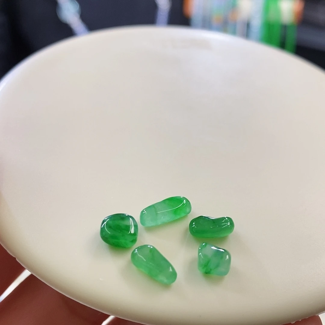 翡翠挂件未镶嵌一组随行