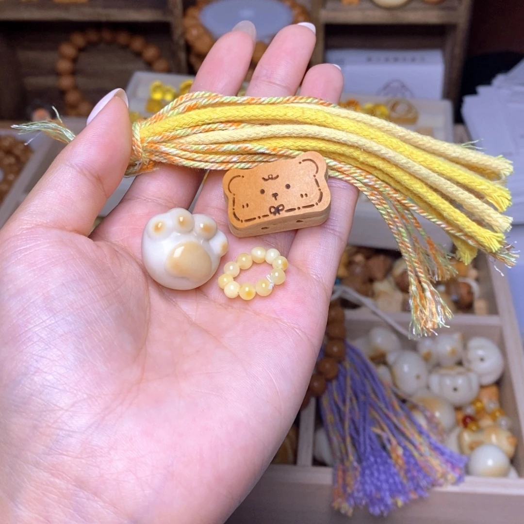 秉***.猴头核桃吊坠黄流苏，猫爪，葫芦片，蜜卡