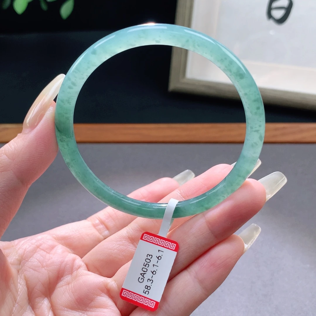 翡翠手镯未镶嵌天然翡翠手镯