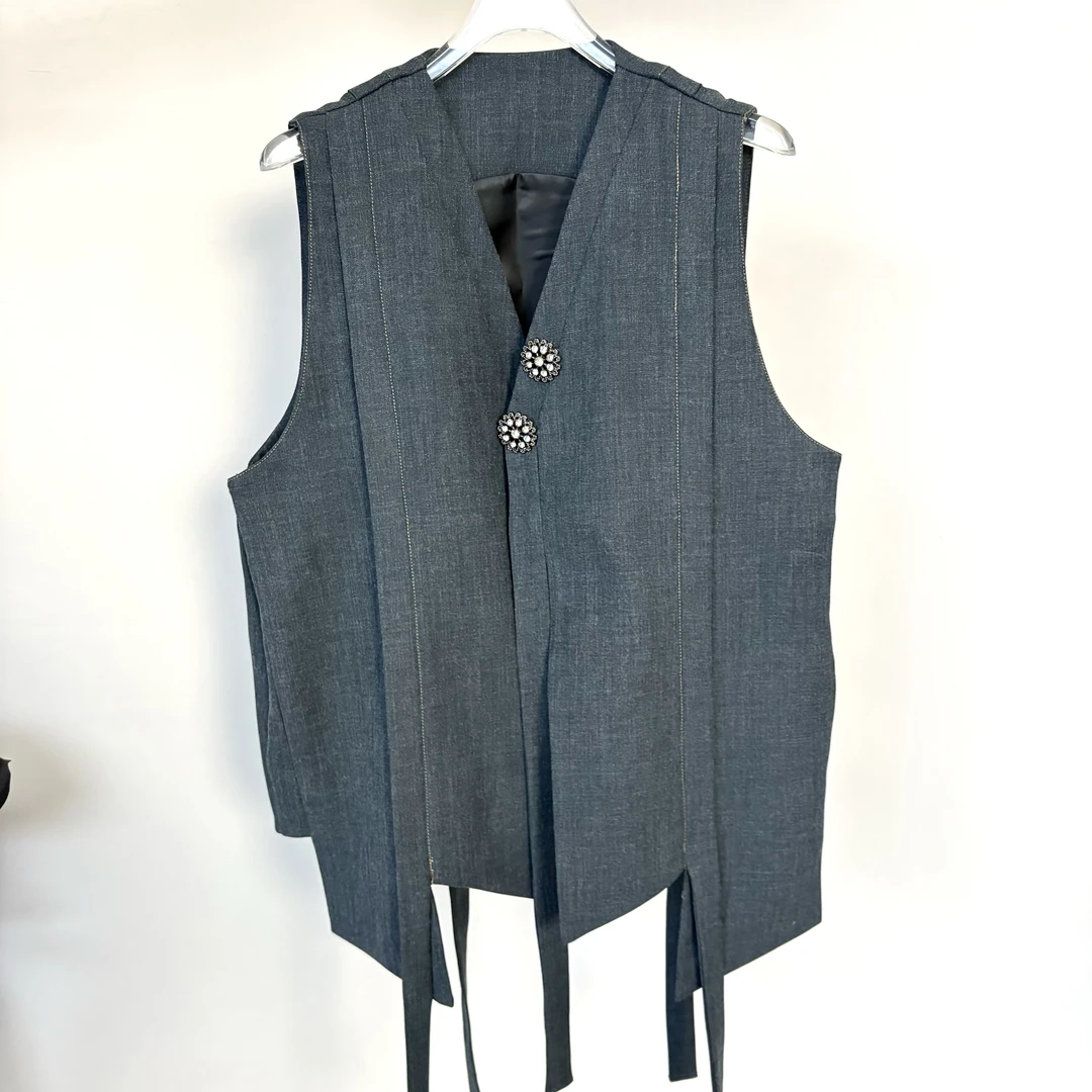 鑫鑫2025秋冬季新款小众炸街高级感女装不规则飘带百搭马甲251255