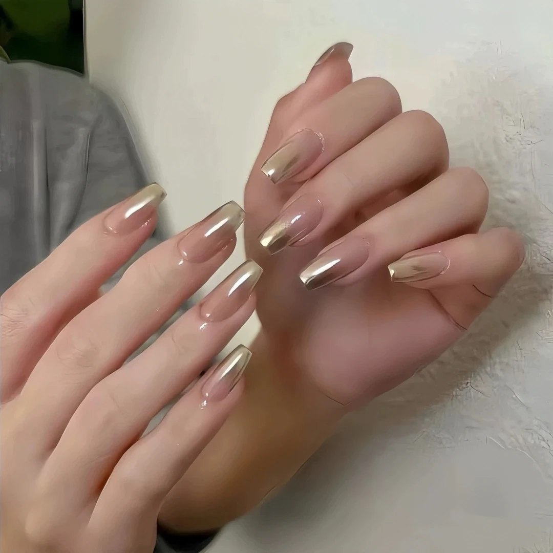 2025年新娘婚纱美甲欧美高级显白香槟金镜面渐变金手工光疗穿戴甲