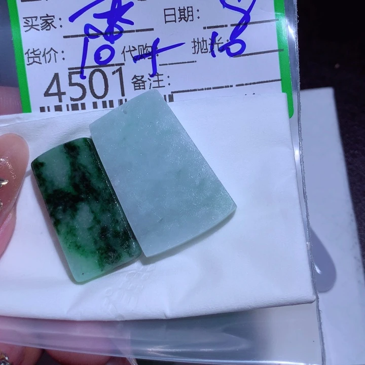 翡翠颈饰未镶嵌苏*