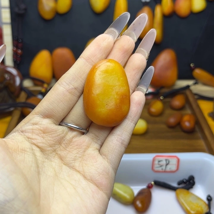 蒙***人未镶嵌和田玉（糖玉）珠宝半成品