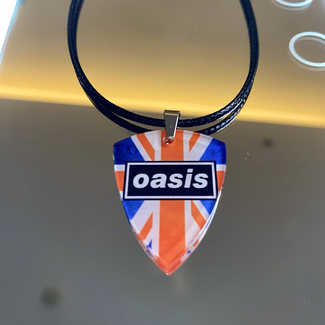 Oasis绿洲乐队专辑周边配饰欧美摇滚项链吉他拨片徽章胸针礼物