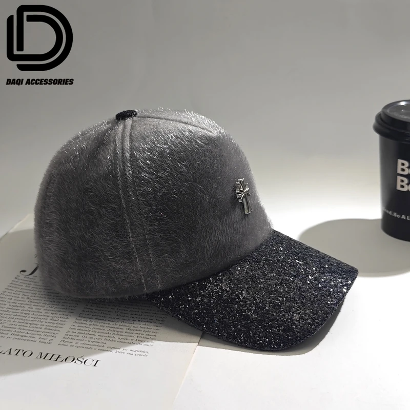 04994大淇原创冬季时尚毛绒绒亮闪闪十字架鸭舌帽