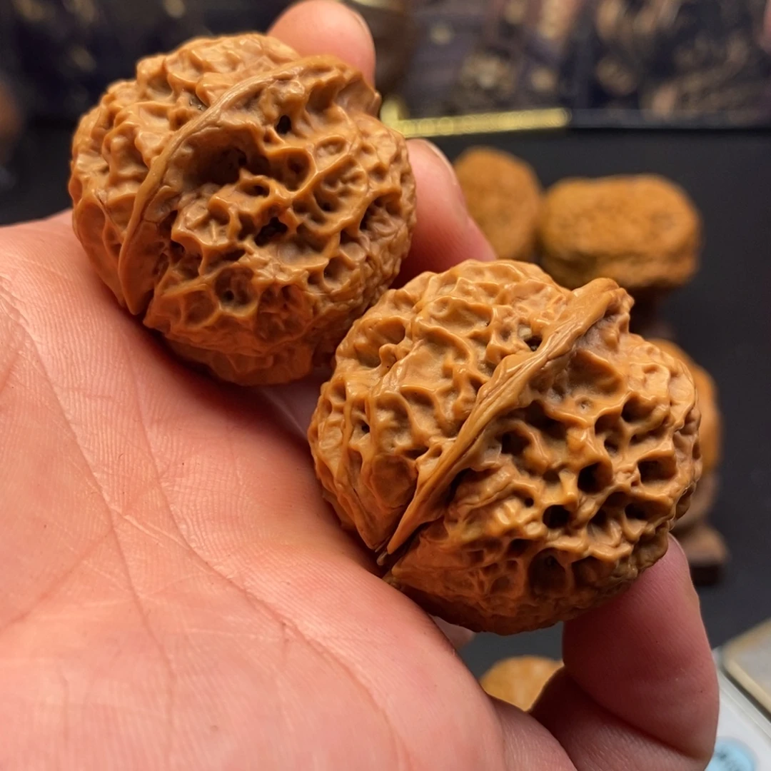 把件文玩核桃珊瑚绣球
