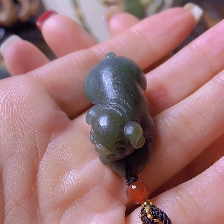 未镶嵌岫岩河磨玉（透闪石质玉）挂件