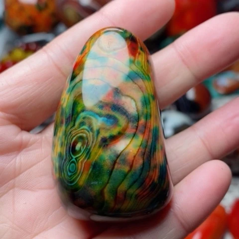 未镶嵌玛瑙/玉髓珠宝奇石山**年