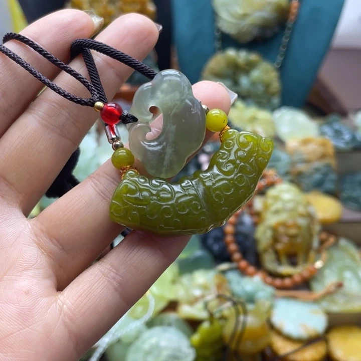蛇纹石玉未镶嵌颈饰