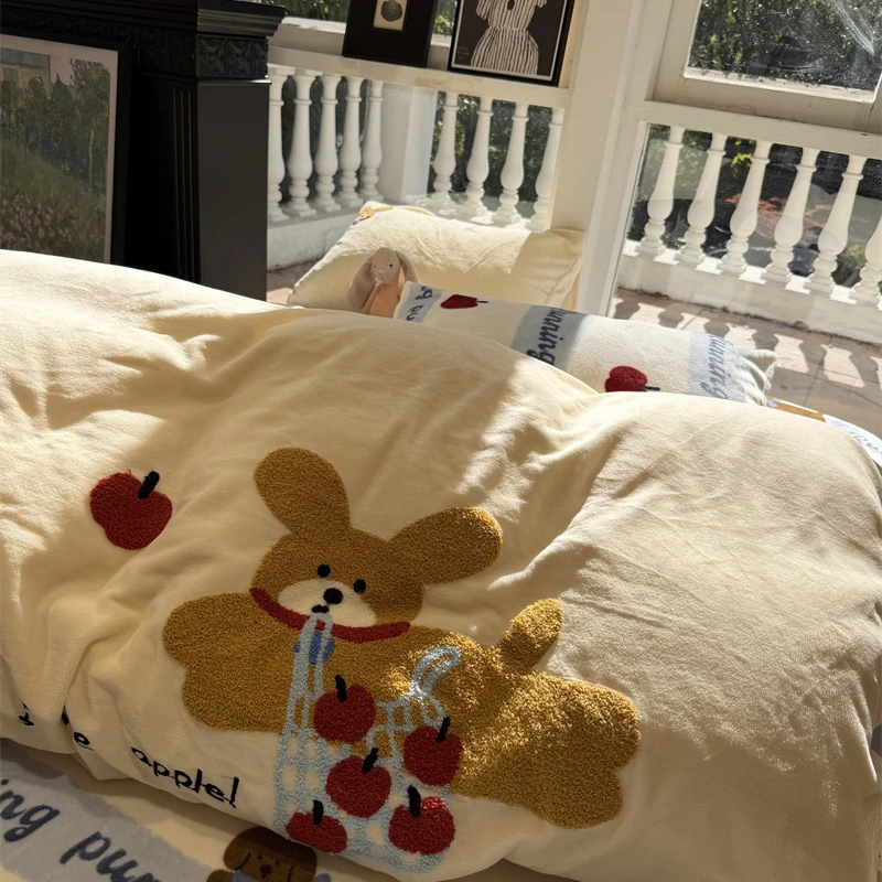 易安阁ins冬加厚牛奶绒毛巾绣卡通红苹果狗狗床上四件套1.5m1.8米