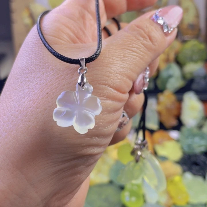 蛇纹石玉颈饰合金