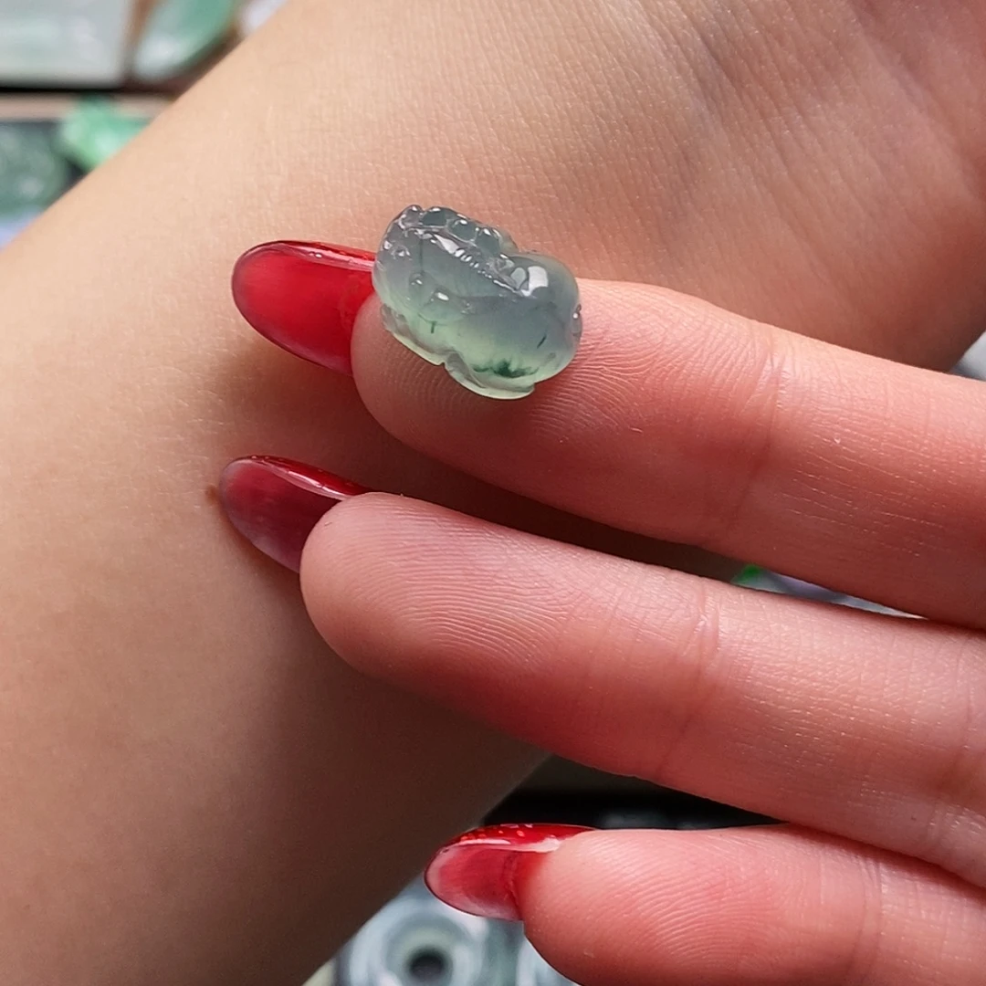 翡翠未镶嵌颈饰貔貅