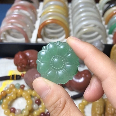 石英质玉未镶嵌颈饰