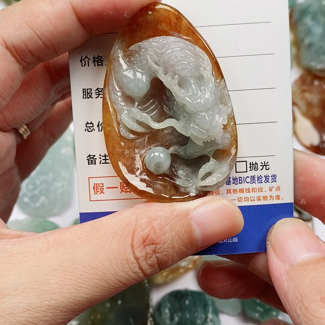 翡翠未镶嵌颈饰龙牌
