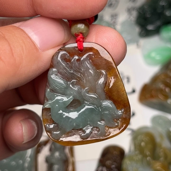 翡翠未镶嵌颈饰九尾狐
