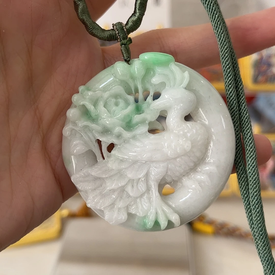 翡翠未镶嵌颈饰矿坑