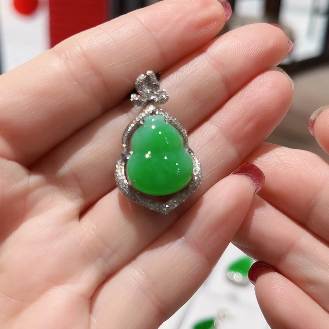 翡翠颈饰18K金镶嵌翡翠吊坠