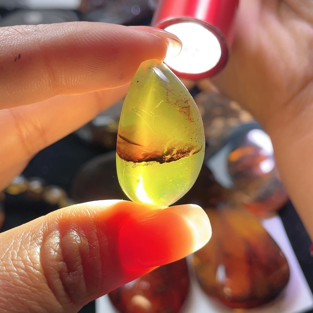 琥珀裸石未镶嵌？