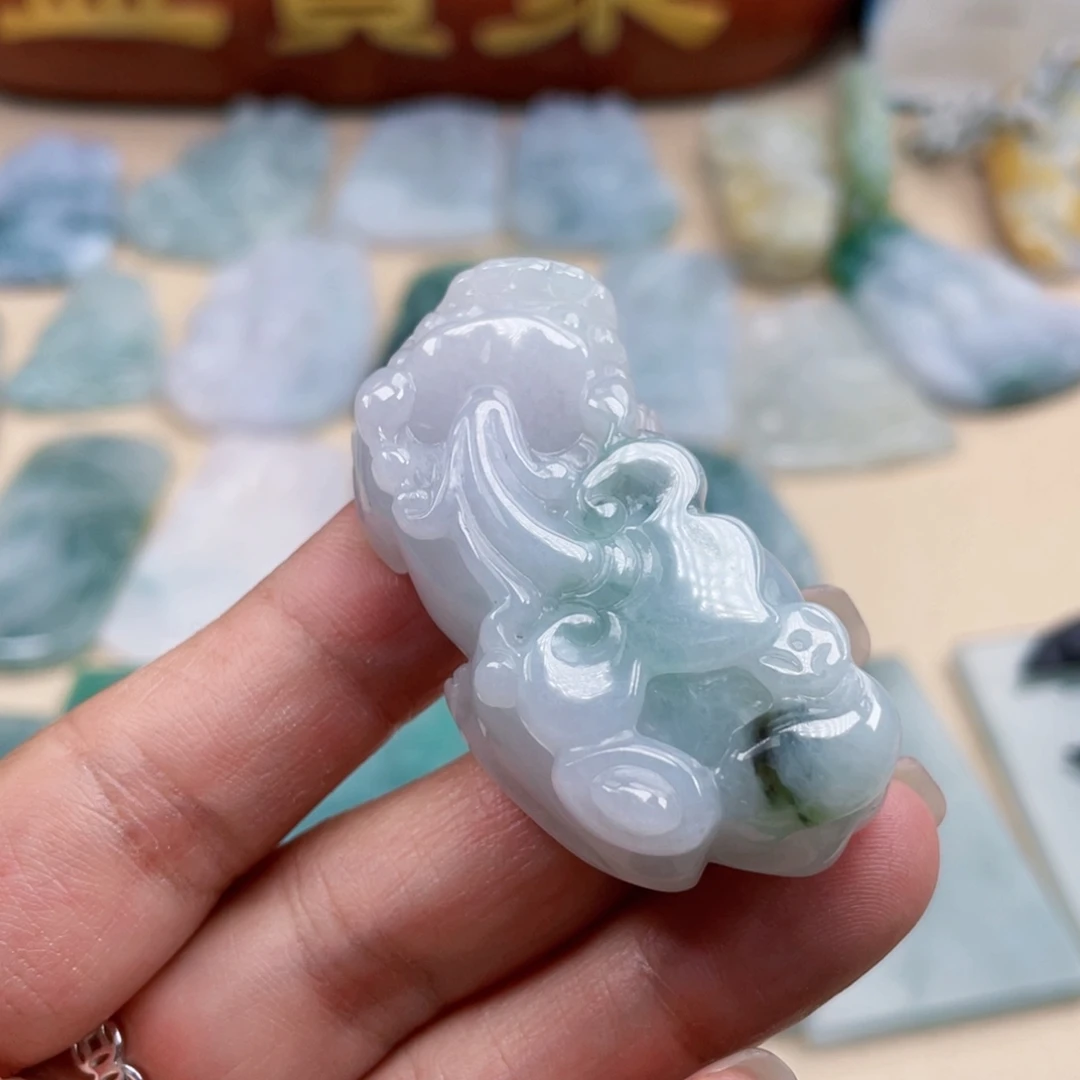 翡翠未镶嵌颈饰貔貅