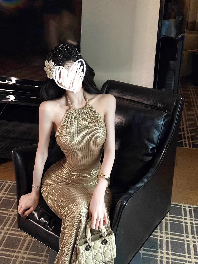 挂脖连衣裙女2025早秋高级感针织长裙包臀裙无袖裙子