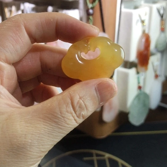 未镶嵌石英质玉（黄龙玉）颈饰幸***随