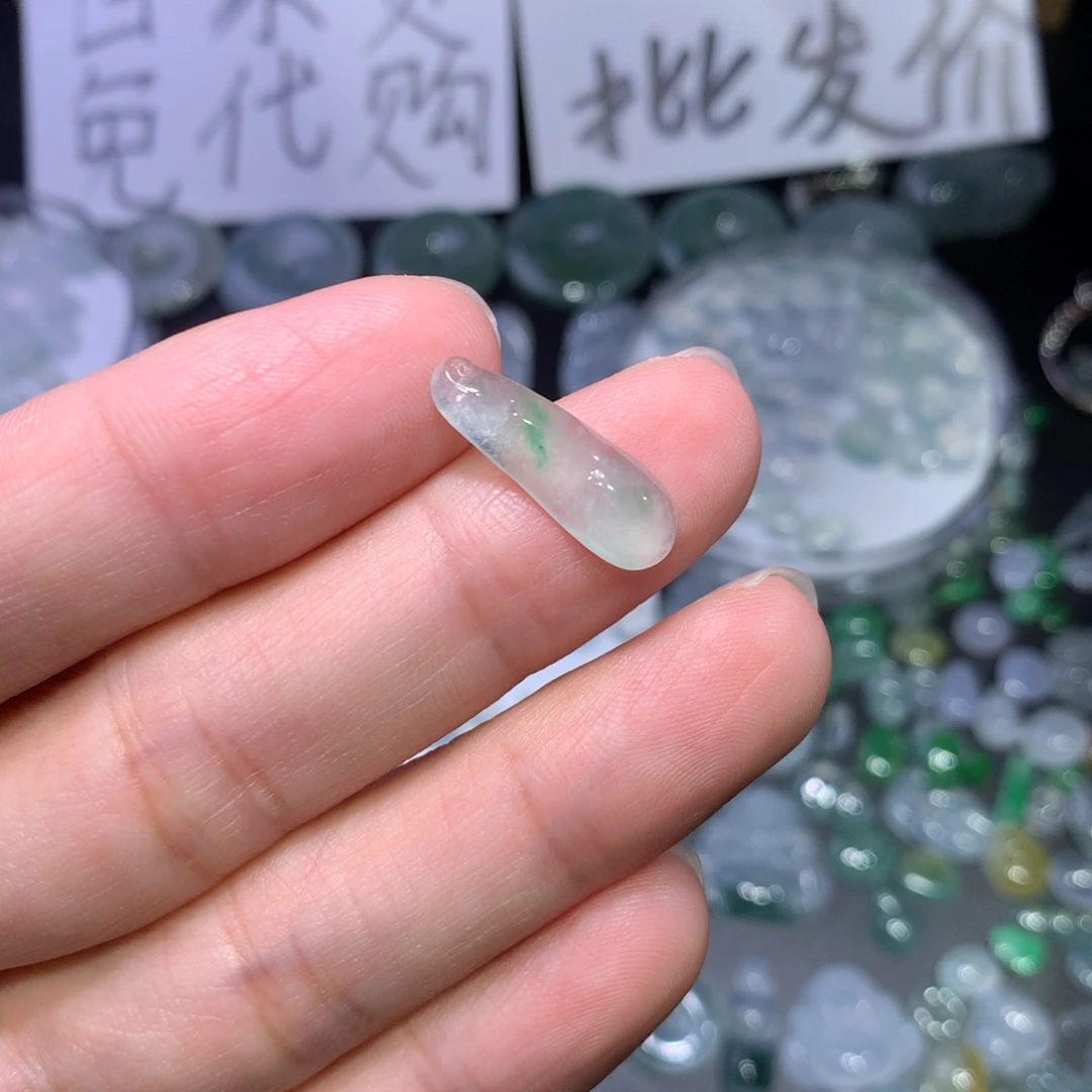 翡翠未镶嵌颈饰豆子