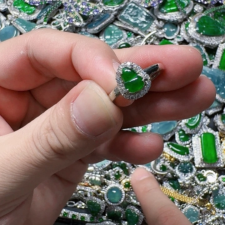 翡翠颈饰未镶嵌天然A货翡翠放漏