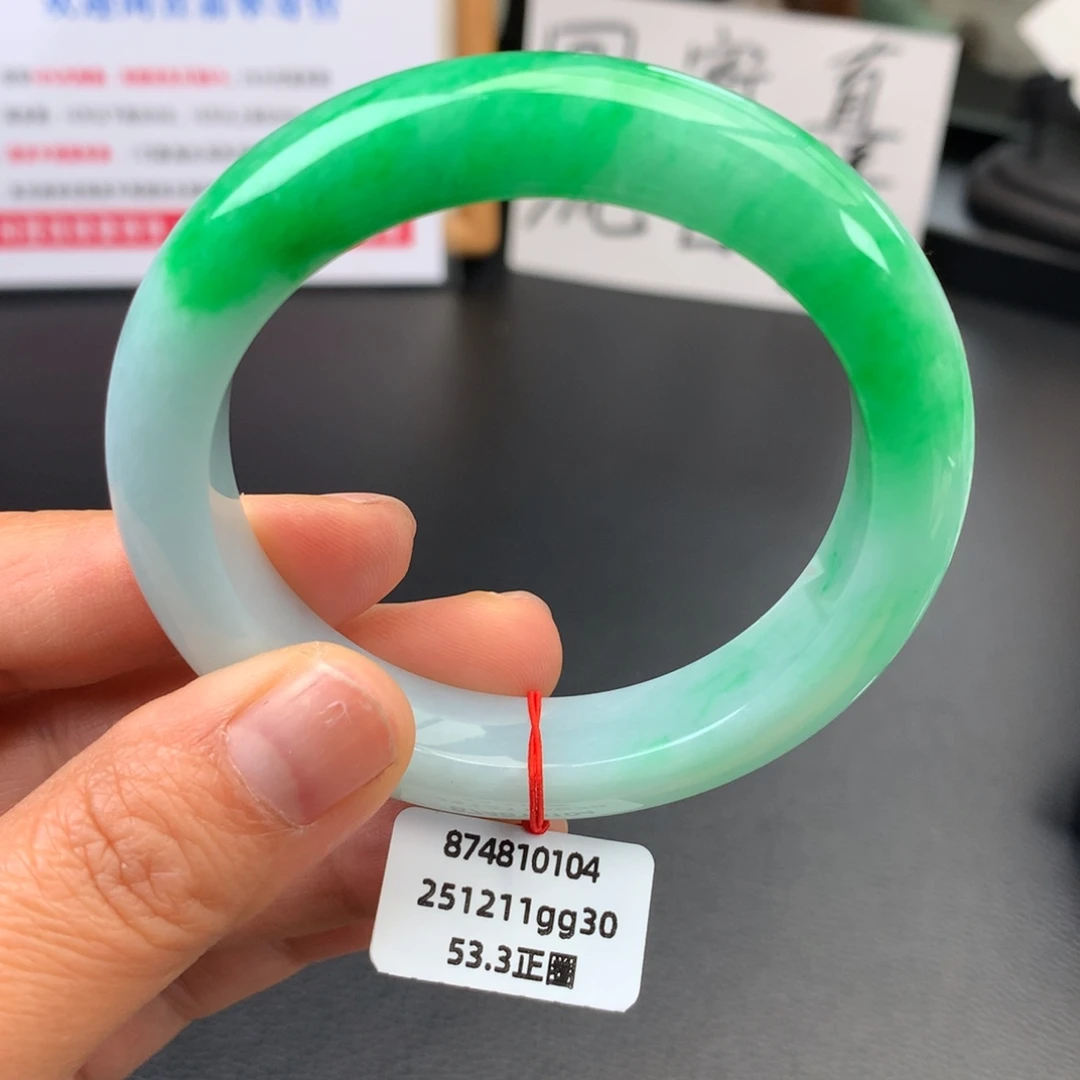 翡翠未镶嵌手镯种老肉细白底青【有纹捡漏】