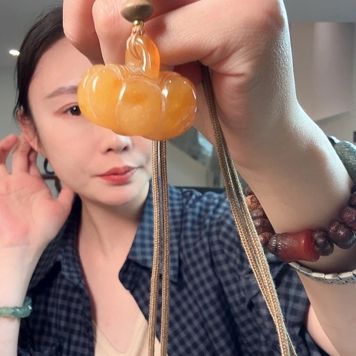 陈***爱未镶嵌蛇纹石玉颈饰