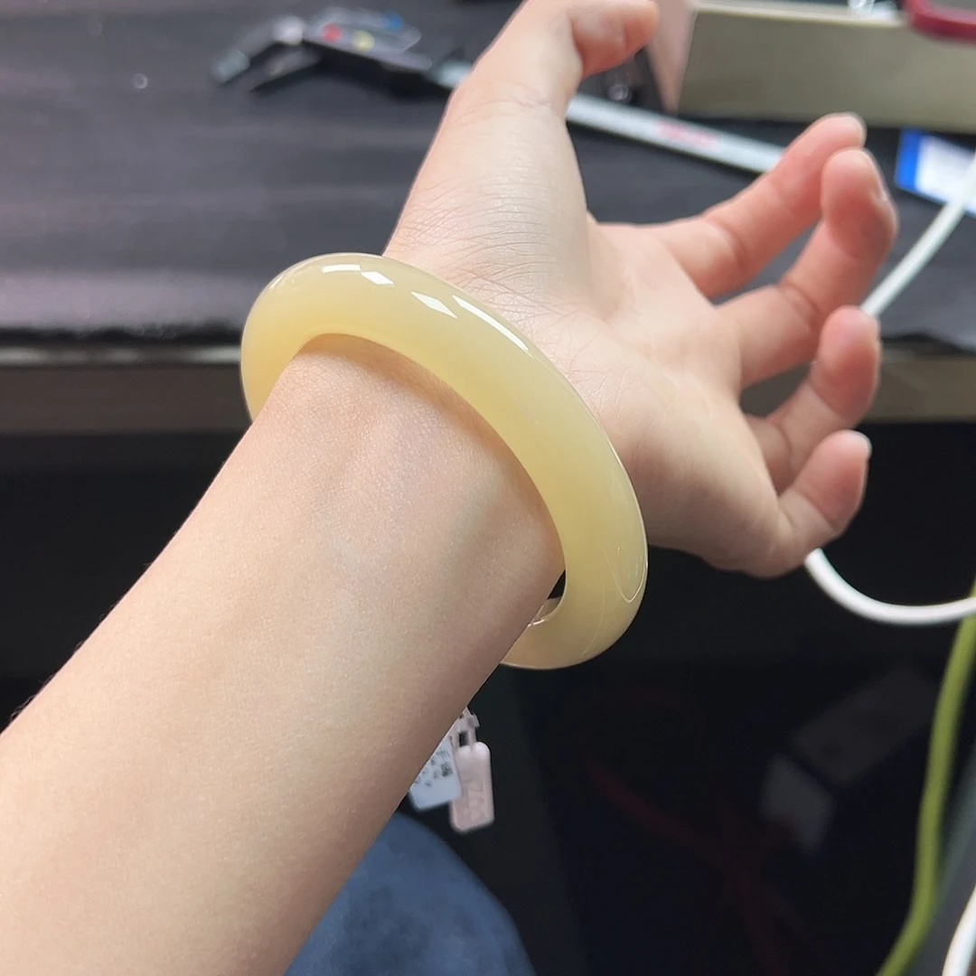 和田玉未镶嵌手镯