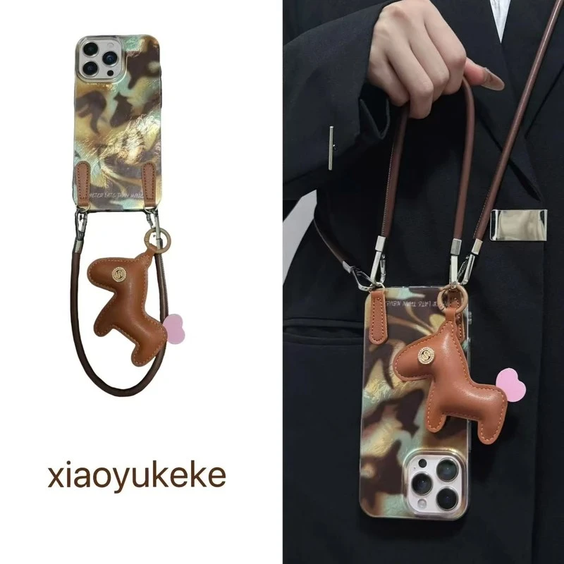 高级ins棕色拉花小马适用苹果16promax手机壳iphone15手提绳14132
