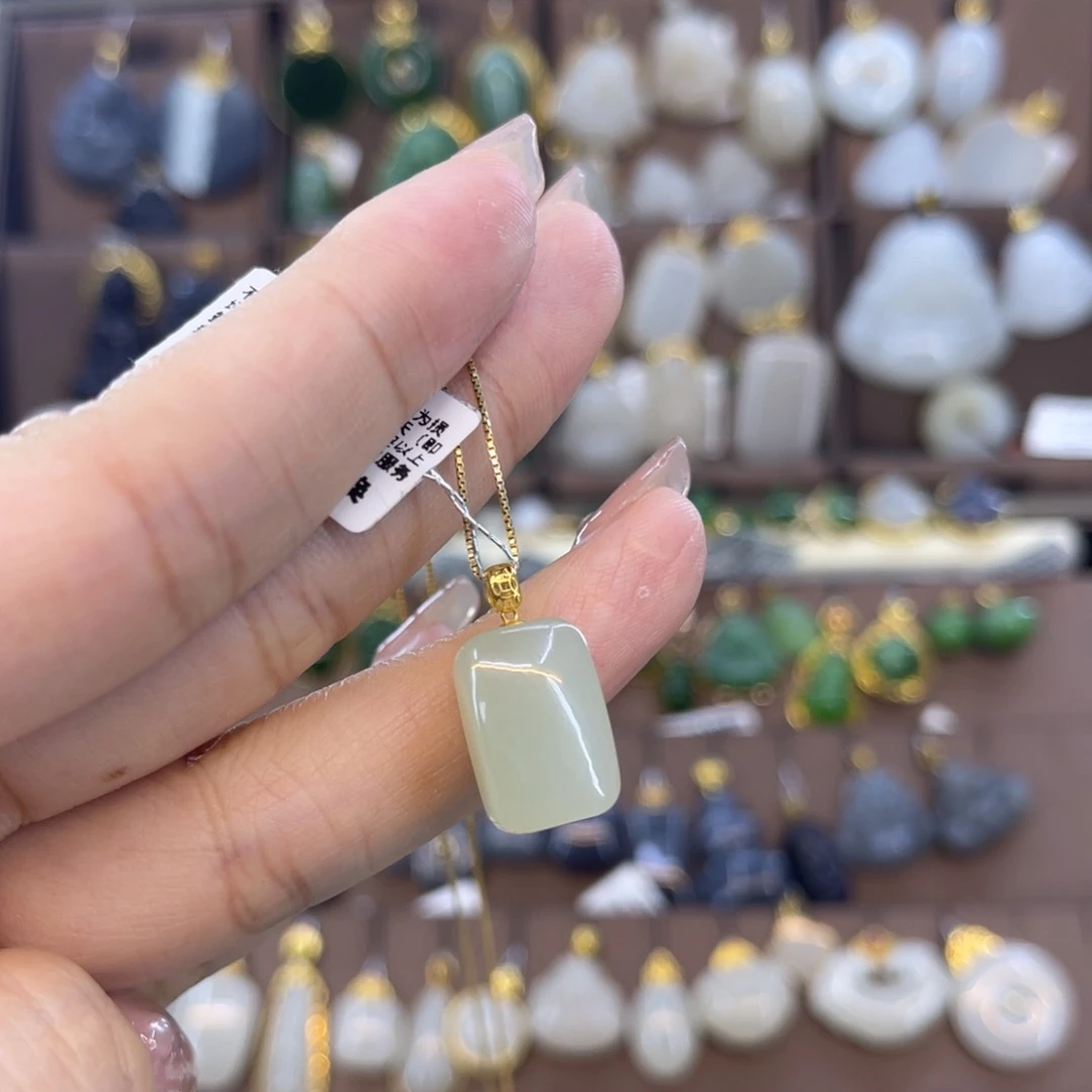 和田玉吊坠18K金镶嵌