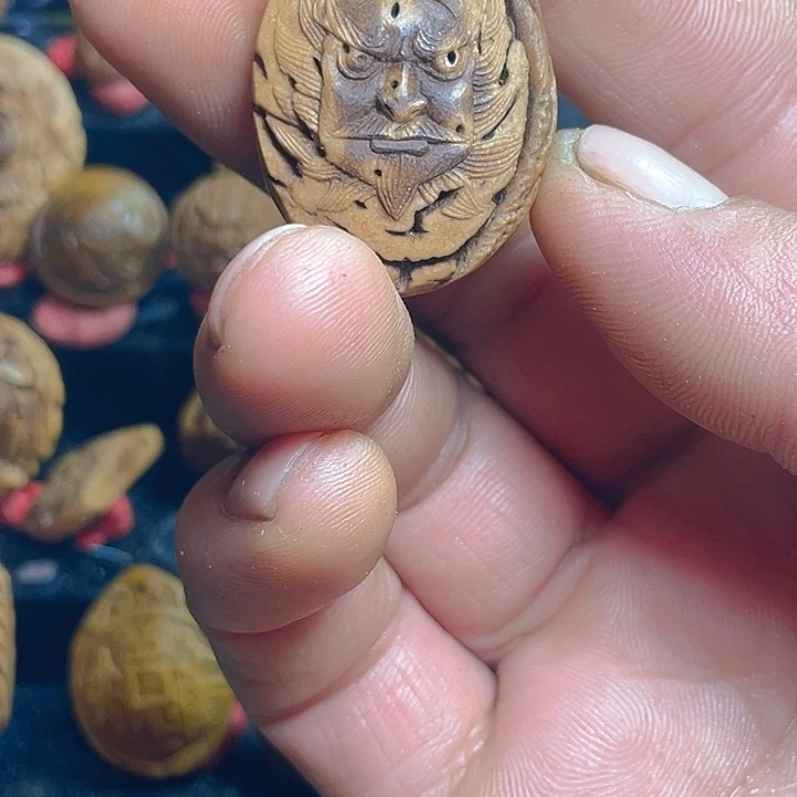 清***来桃核雕刻钟馗