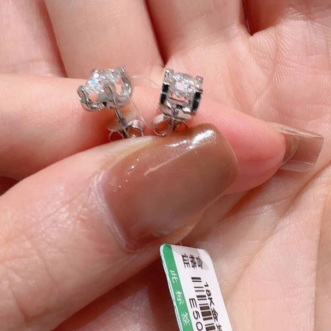 j***j18K金镶嵌实验室培育钻石耳饰