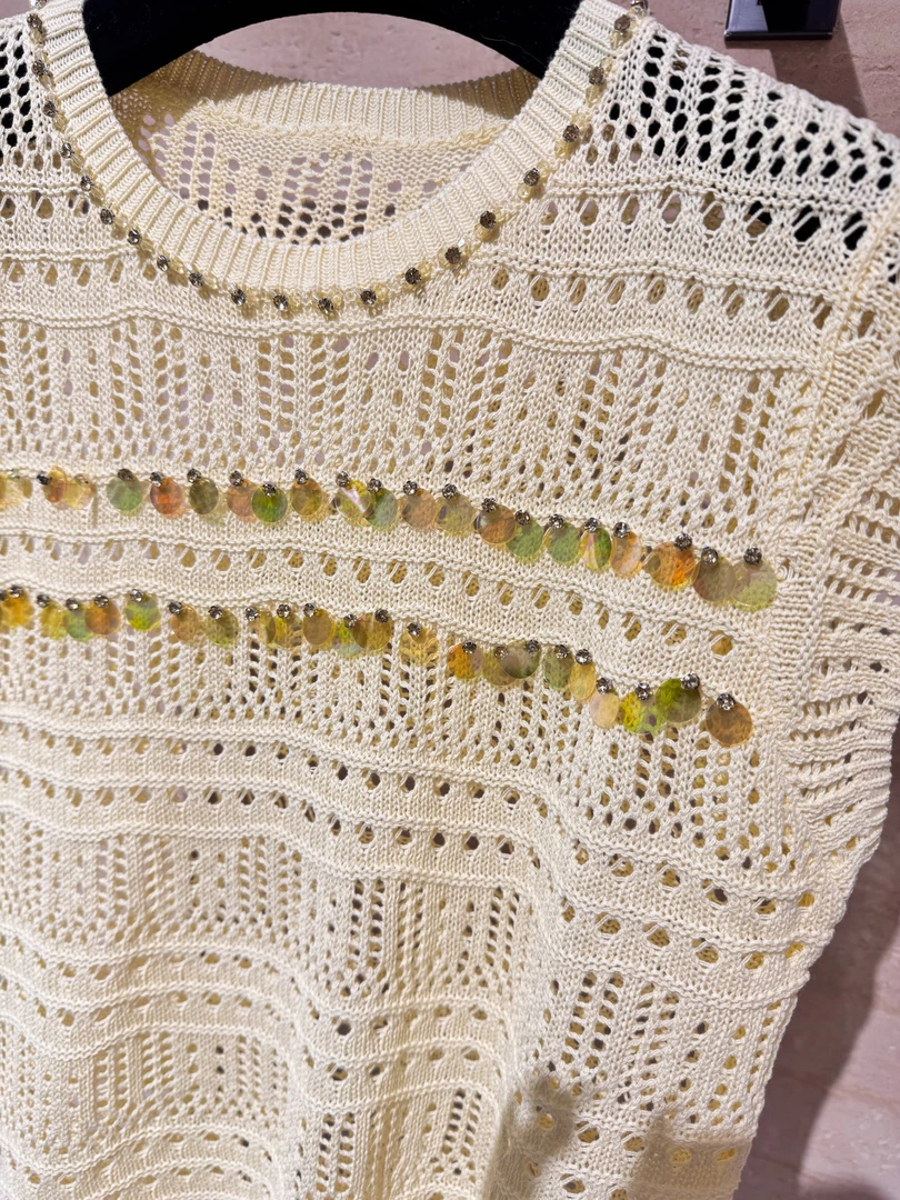 《猪猪出品》乳白色镂空亮片套头打底衫