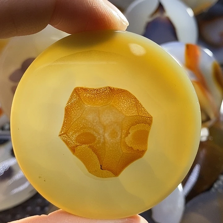 未镶嵌颈饰玛瑙/玉髓上**↑