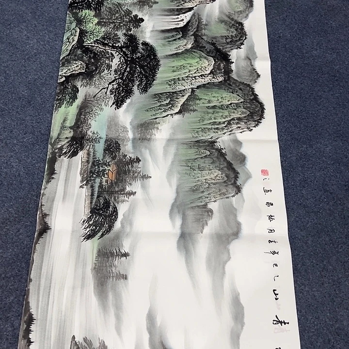 客厅的灯亮了起来