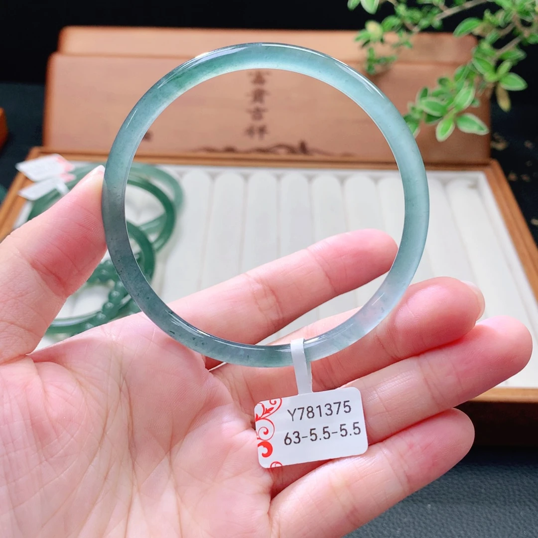 翡翠未镶嵌手镯（圆镯）