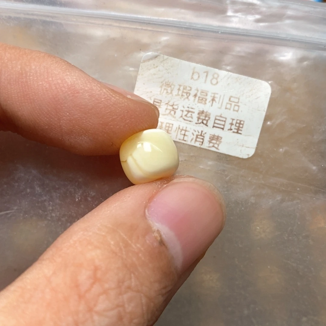 L***n蜜蜡未镶嵌裸石微瑕