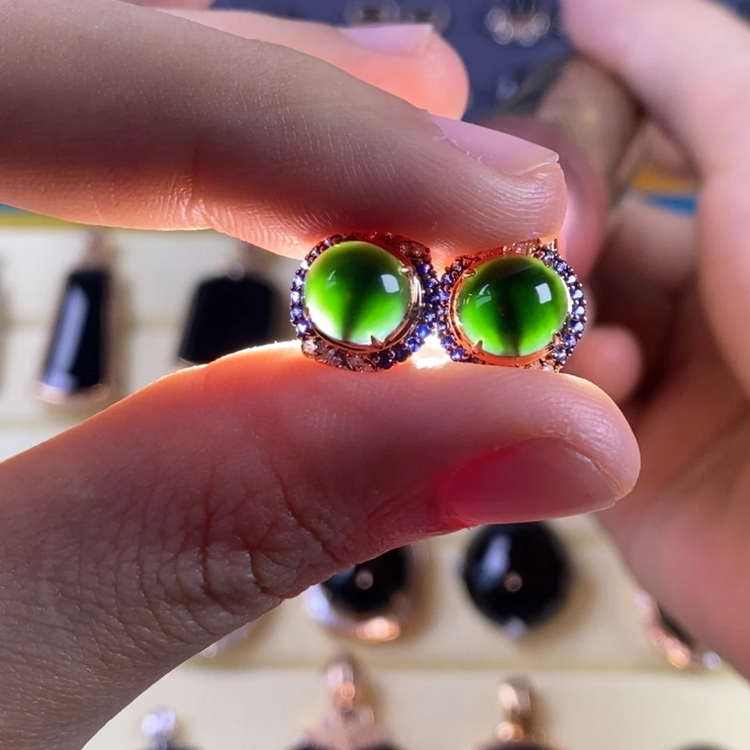 18K金镶嵌翡翠耳饰