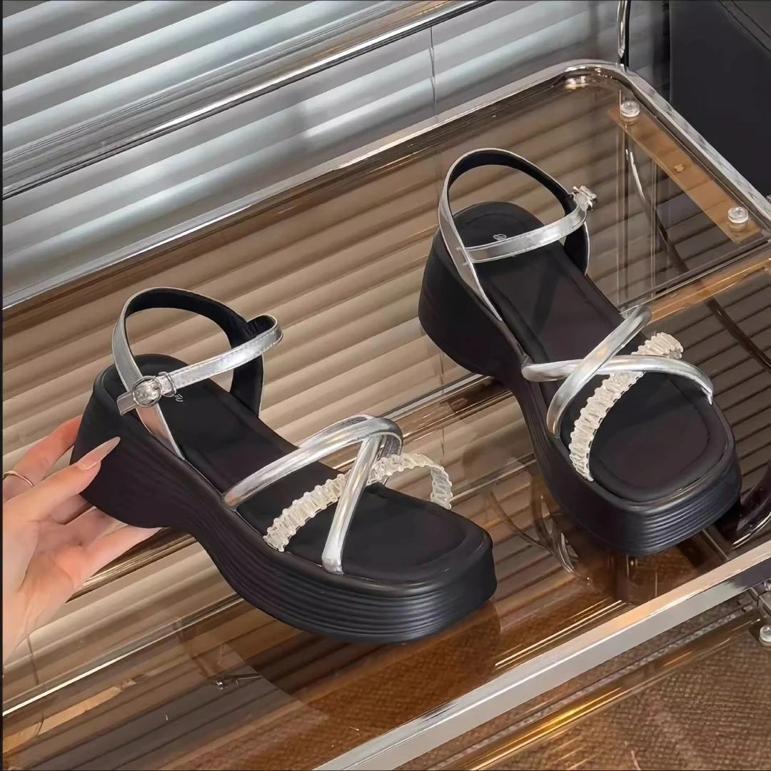 HUANGSHIFU黄师傅水钻交叉带坡跟厚底增高凉鞋2025夏高跟鞋凉鞋