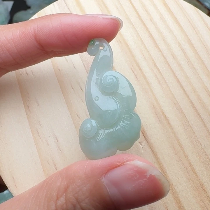 翡翠未镶嵌颈饰如意