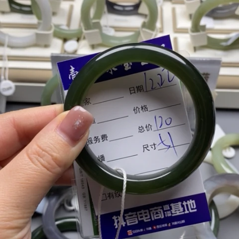 夏***月和田玉未镶嵌手镯