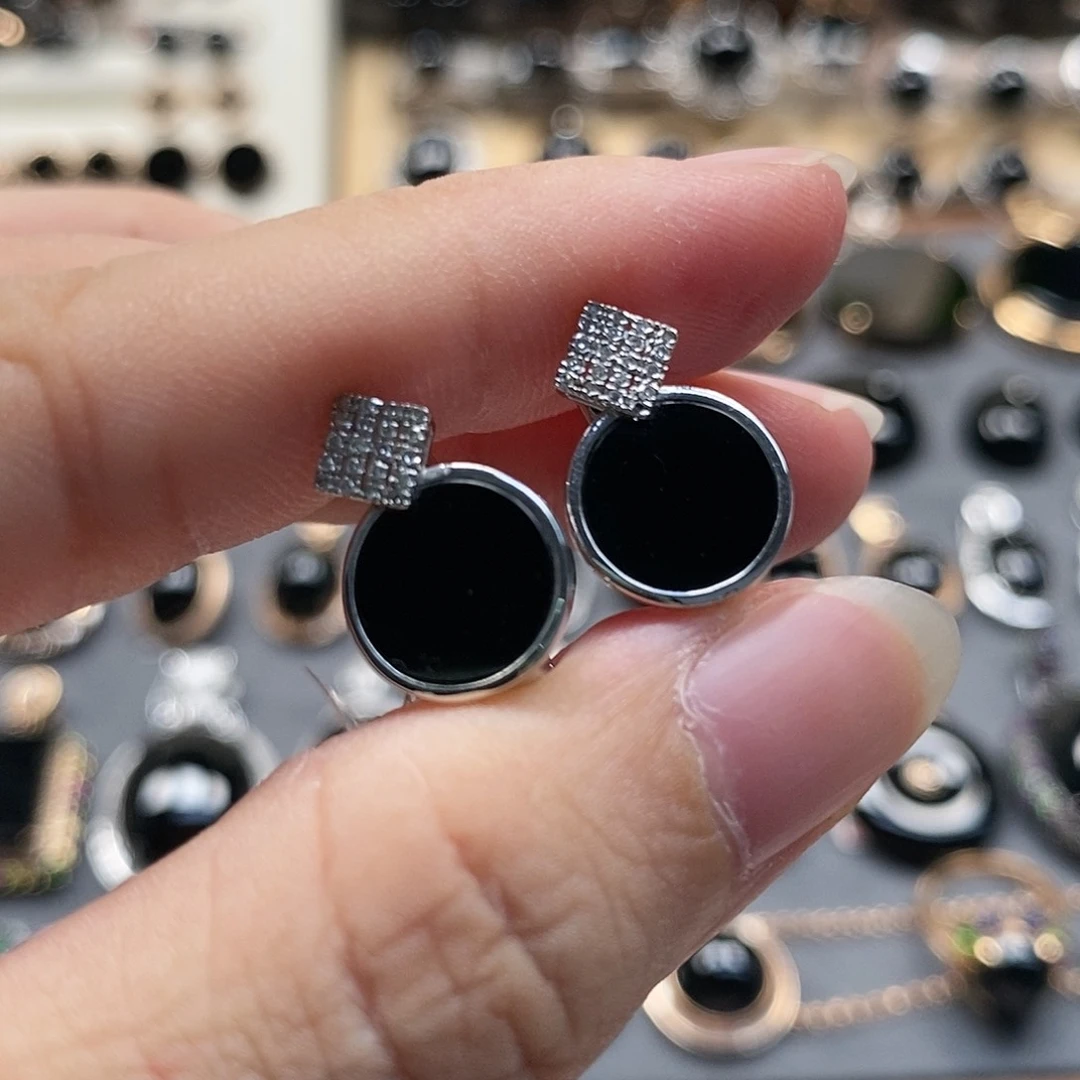 18K金镶嵌翡翠耳饰墨翠