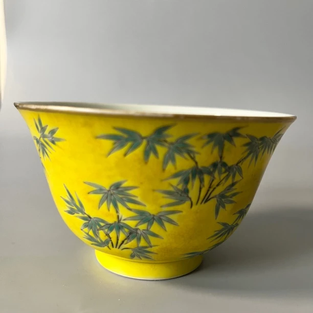 334 清同治黄地绿彩竹纹碗