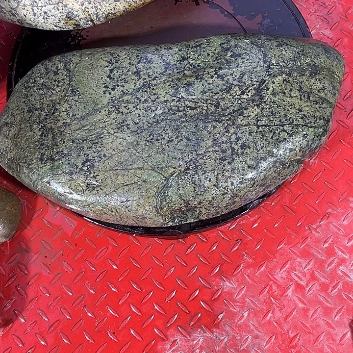 1***恒蛇纹石玉足银镶嵌藏玉药王石精美摆件