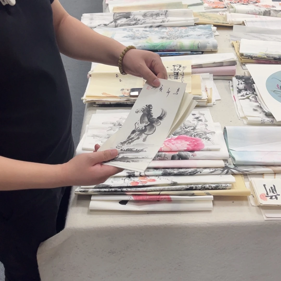 国画卖字画的小男孩