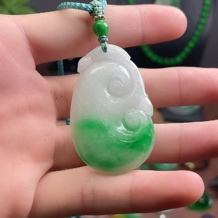 翡翠未镶嵌吊坠(赠链)