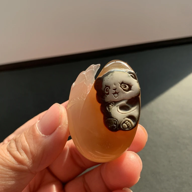 天然北红玛瑙手工雕刻熊猫吊坠可做小手把件天然俏色